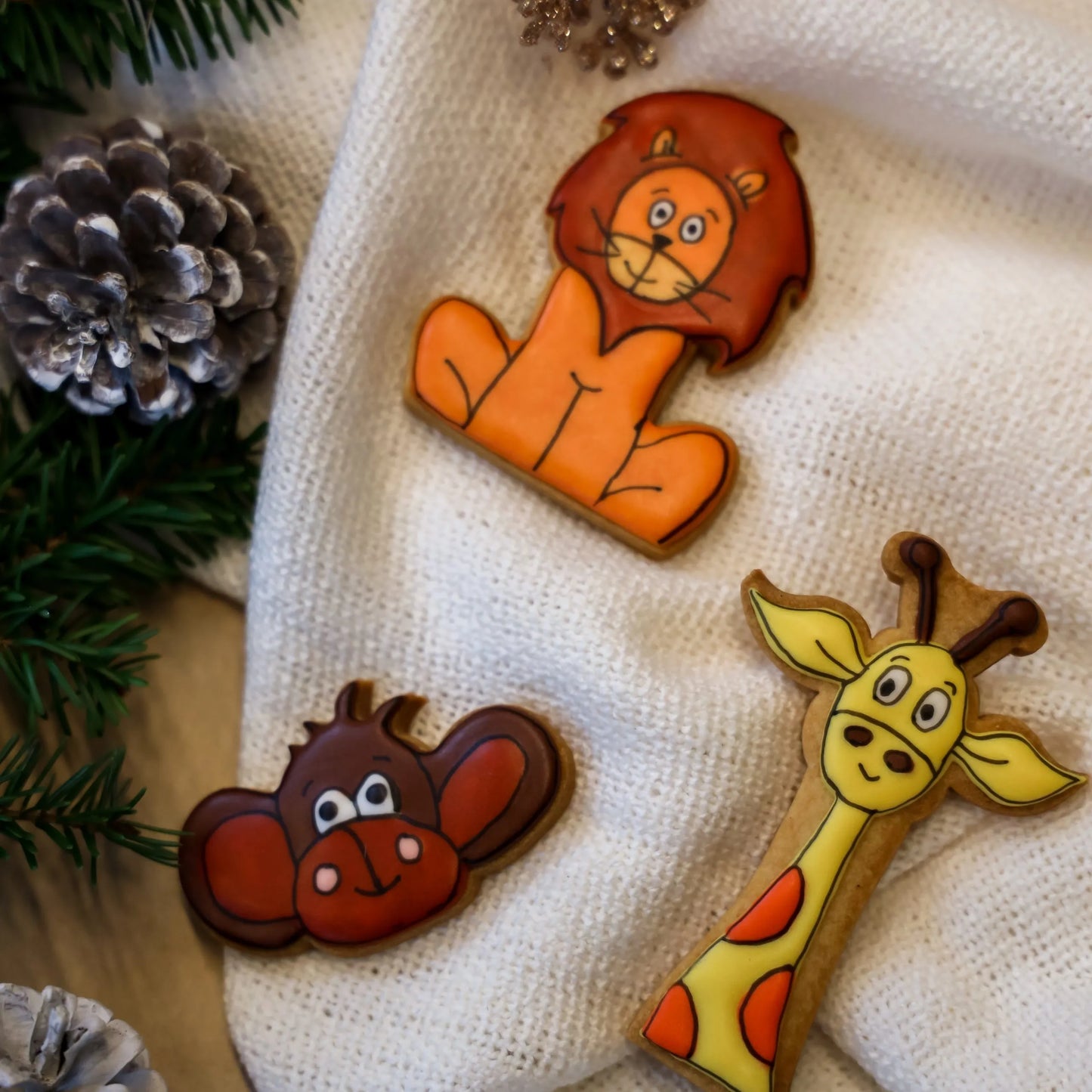 Gedecoreerde safari dierenkoekjes gemaakt met Cup of Cookies uitstekers - leeuw, aap en giraffe koekjes met royal icing decoratie