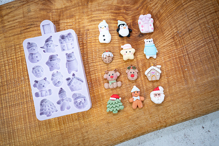 Mini kerstfiguurtjes gemaakt met de Miniature Christmas mal van Karen Davies