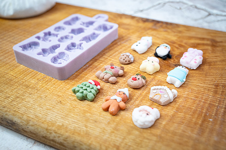 Voorbeeld van decoraties uit de Karen Davies Miniature Christmas siliconen mal