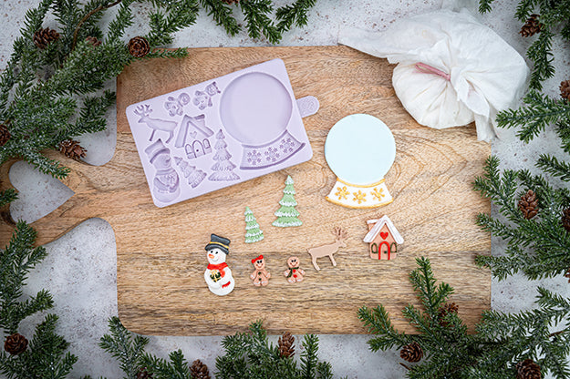 Snowglobe siliconen mal van Karen Davies voor een sneeuwbol met sneeuwpop, gingerbread, boompjes en hert