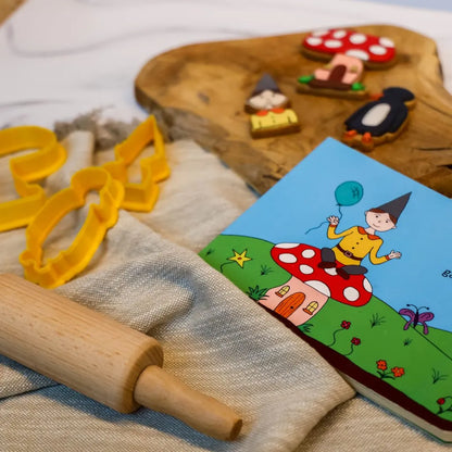 Koek en Boek kinderboek met bijpassende gele koekjesuitstekers en gedecoreerde koekjes - paddenstoel, pinguïn en kabouter van Cup of Cookies