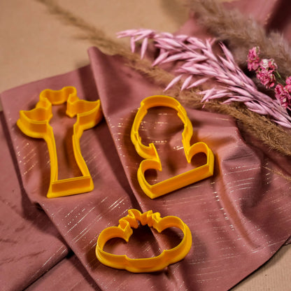 Losse safari koekjesuitstekers uit de Koek en Boek Schatkistdief set - giraffe, leeuw en aap uitsteker van Cup of Cookies op roze stof
