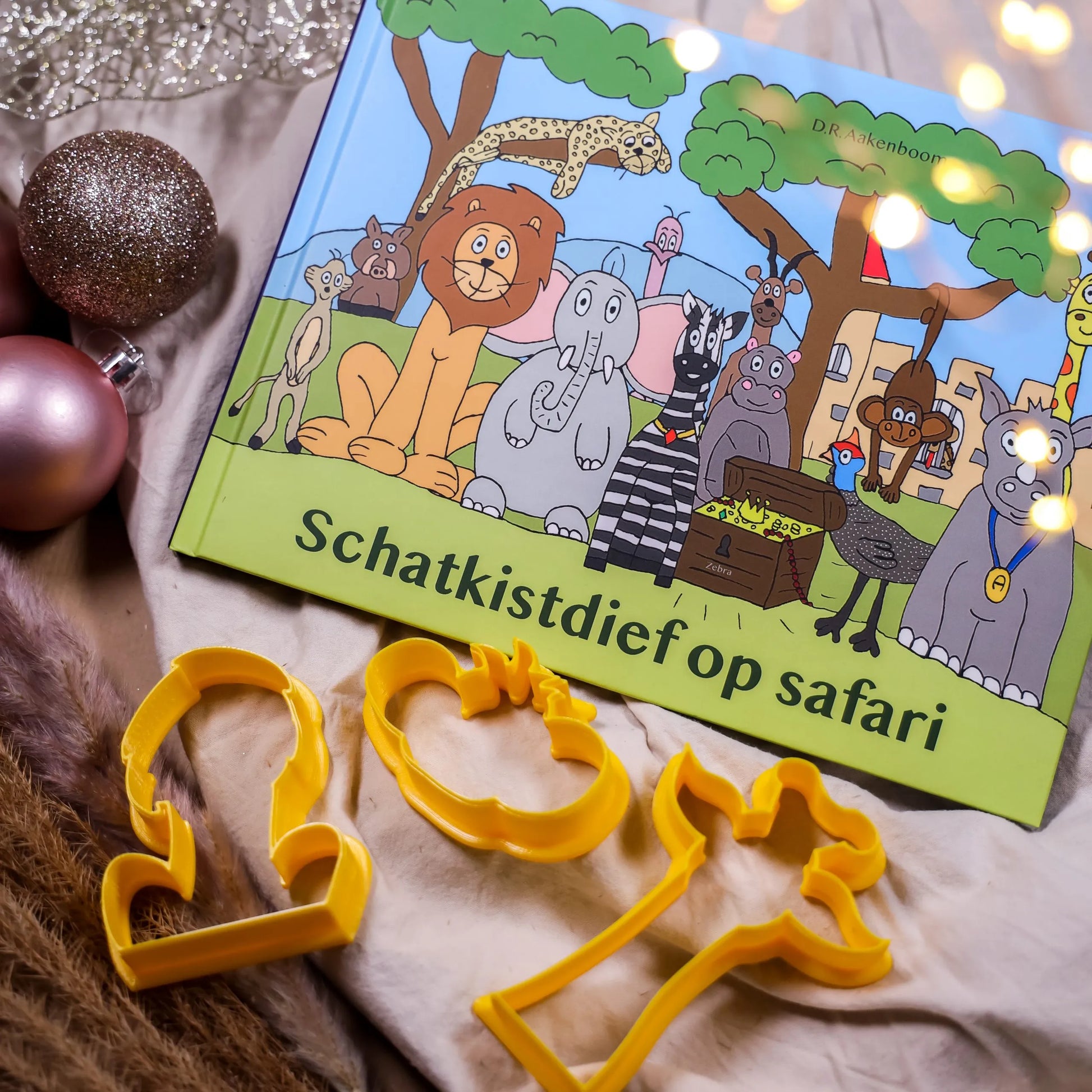 Koek en Boek set Schatkistdief op safari van Cup of Cookies - kinderboek met drie bijpassende koekjesuitstekers in safari vormen (leeuw, giraffe, aap)