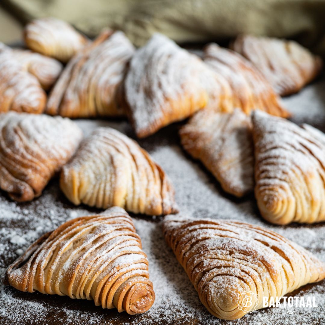 Italiaanse sfogliatelle-gebakjes gemaakt met sterke Manitoba bloem