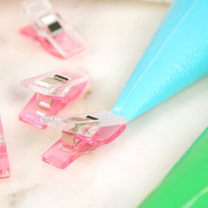 Piping bag clip op de punt van een gevulde tipless spuitzak