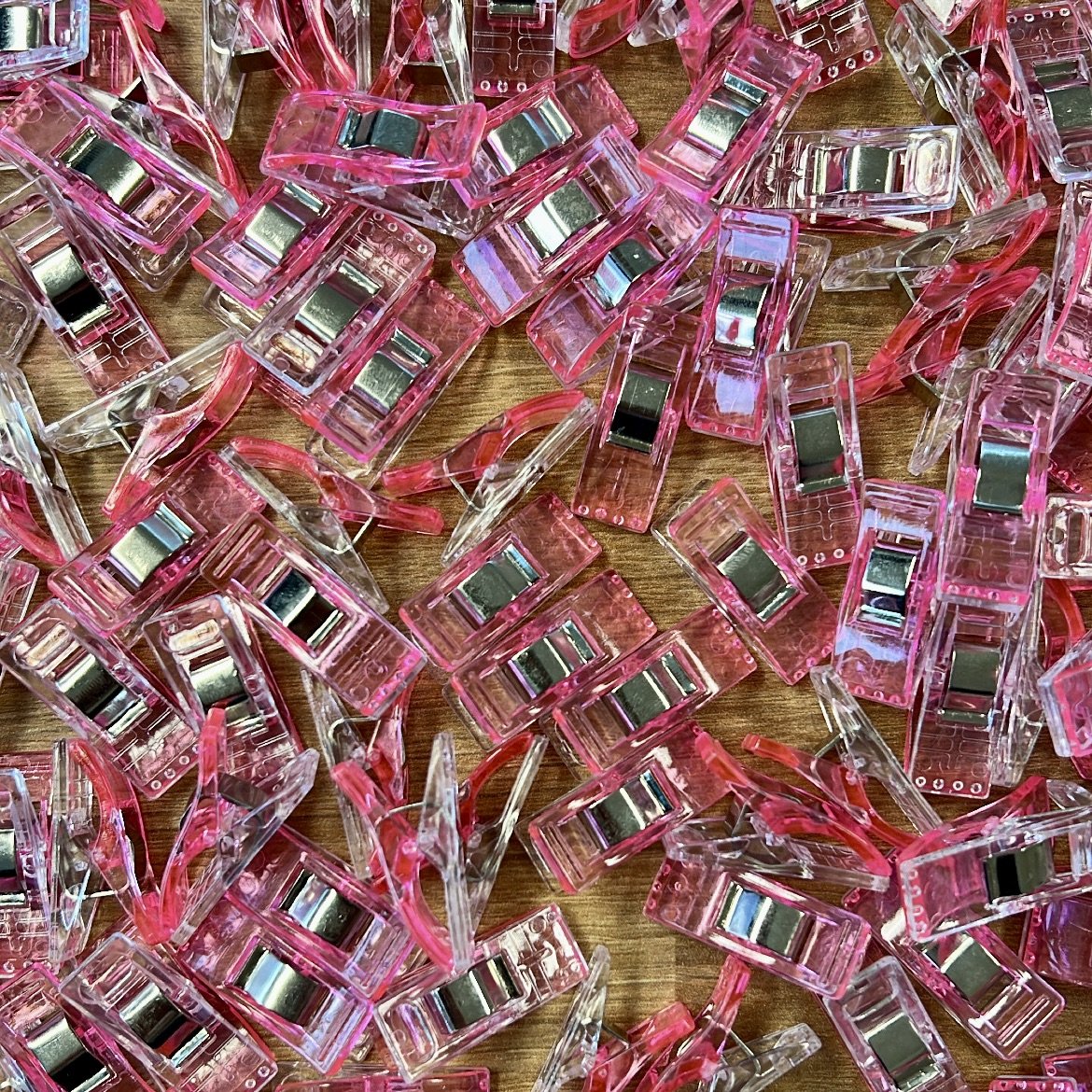 Roze piping bag clips om de punt van tipless spuitzakken mee dicht te klemmen