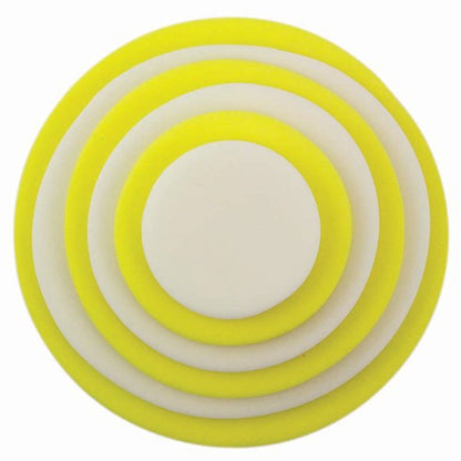 Gele en witte fondant rondjes gemaakt met de PME ronde uitsteker set