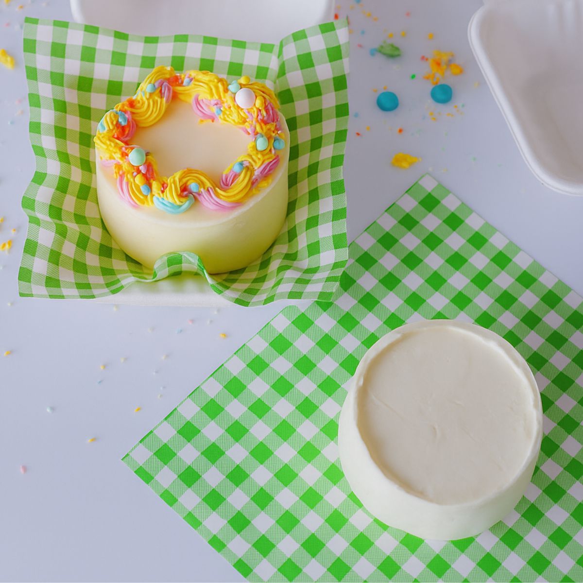Bento cake op een groen geblokte liner in een bento box