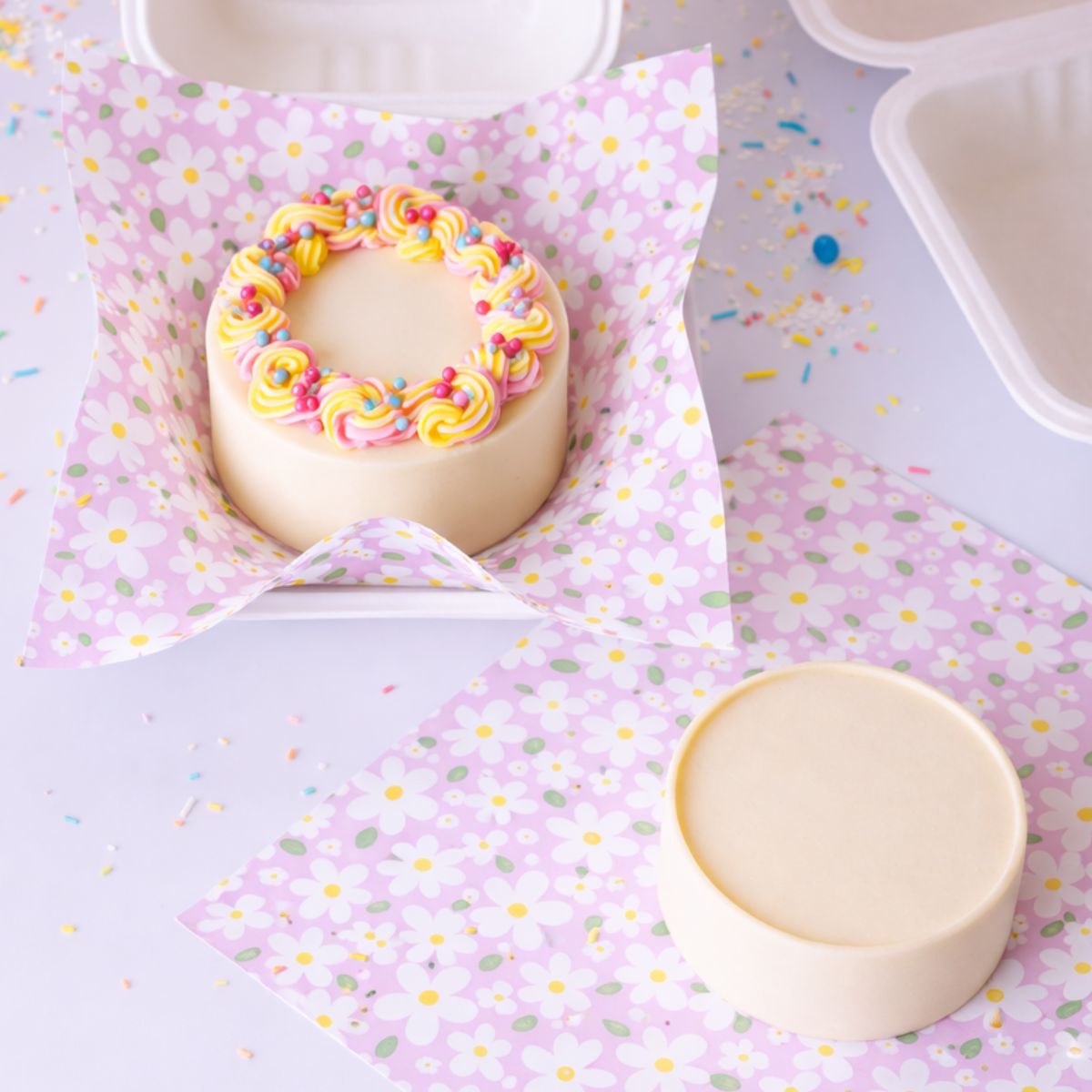 Bento cake op een liner met lentebloemen in een bento box