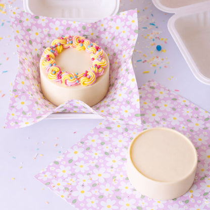 Bento cake op een liner met lentebloemen in een bento box