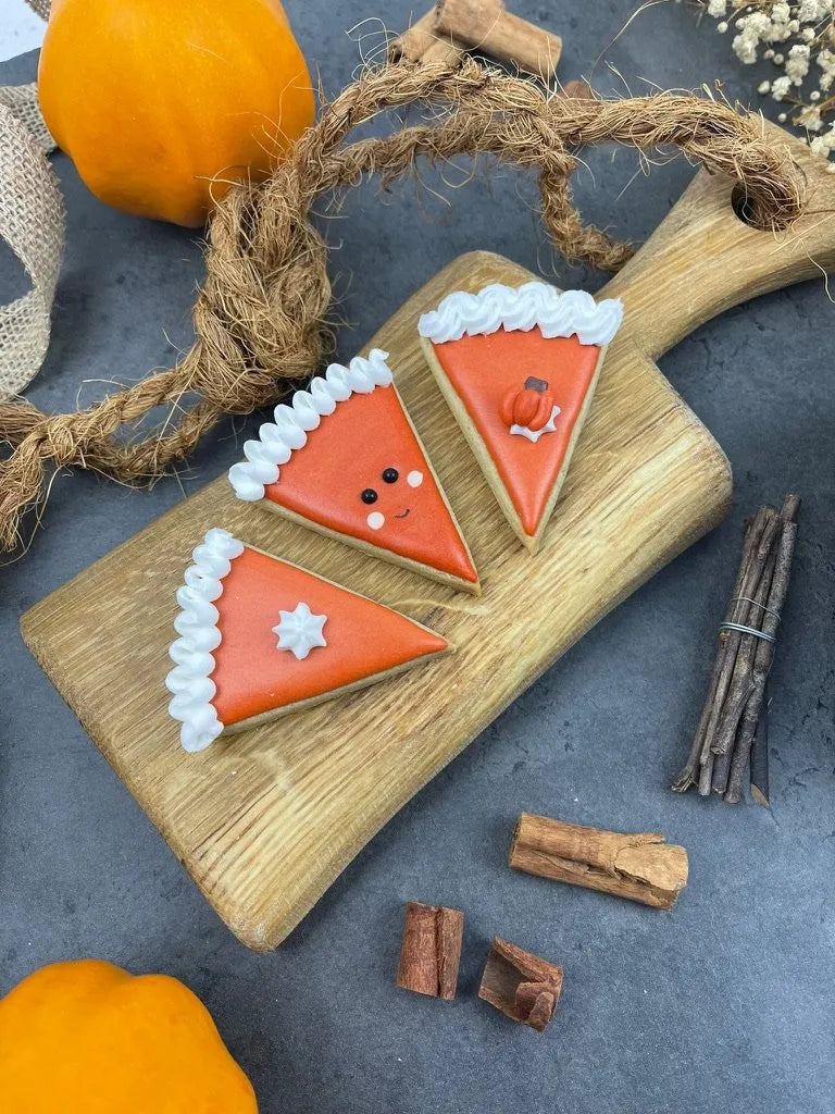 Gedecoreerde taartpunt koekjes met royal icing op houten snijplank - gebakken met Cup of Cookies uitsteker