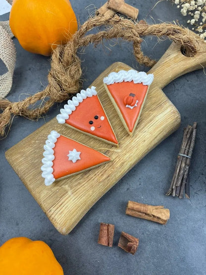 Gedecoreerde taartpunt koekjes met royal icing op houten snijplank - gebakken met Cup of Cookies uitsteker