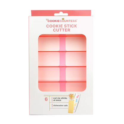 The Cookie Countess Cookie Stick Cutter verpakking, roze koekjesvorm in retailverpakking waarmee je 6 cookie sticks tegelijk uitsteekt, vaatwasmachinebestendig en ideaal voor het bakken van koekjessticks