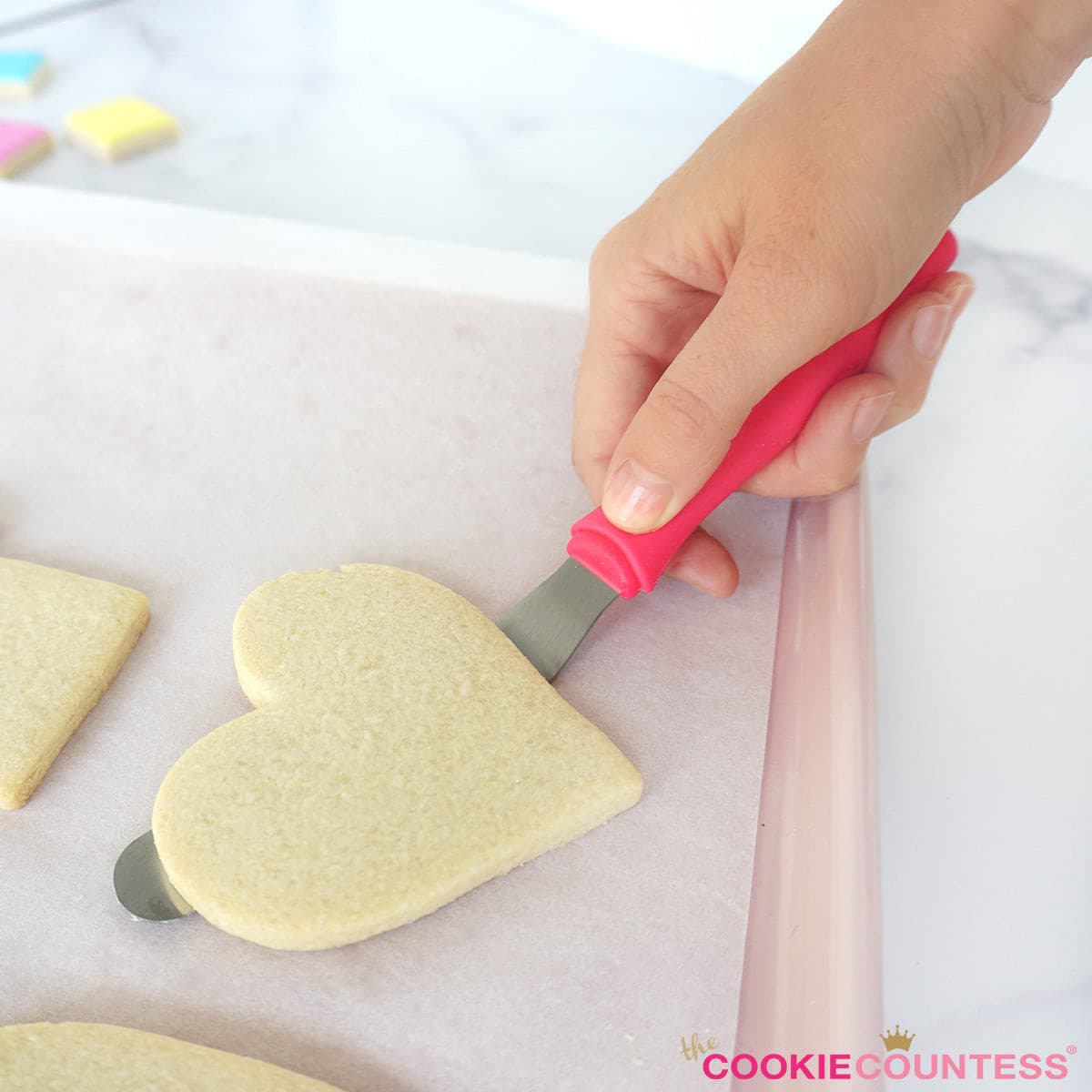 Hartkoekje van de bakplaat tillen met de mini offset spatel van The Cookie Countess
