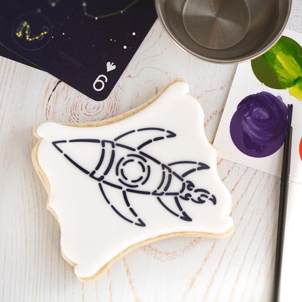 Koekje gedecoreerd met de raket van de Rocket Ship PYO stencil