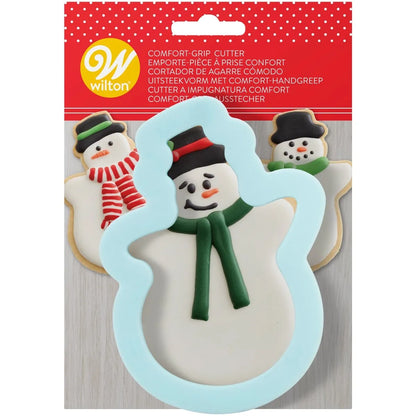 Wilton Comfort Grip Uitsteker Sneeuwpop verpakking met lichtblauwe sneeuwpop-uitsteker en versierde voorbeeldkoekjes met hoed, sjaal en wortelneus, ideale koekjesuitsteker voor het maken van kerstkoekjes