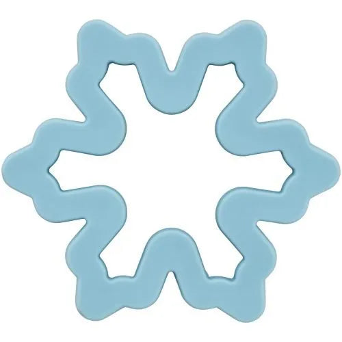 Wilton Comfort Grip Uitsteker Sneeuwvlok bovenaanzicht met lichtblauwe comfortabele rubber grip in sneeuwvlokvorm, ergonomische koekjesuitsteker voor het eenvoudig uitsteken van winterse en kerstkoekjes
