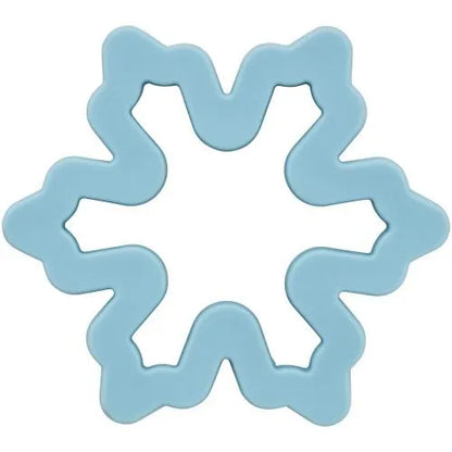 Wilton Comfort Grip Uitsteker Sneeuwvlok bovenaanzicht met lichtblauwe comfortabele rubber grip in sneeuwvlokvorm, ergonomische koekjesuitsteker voor het eenvoudig uitsteken van winterse en kerstkoekjes