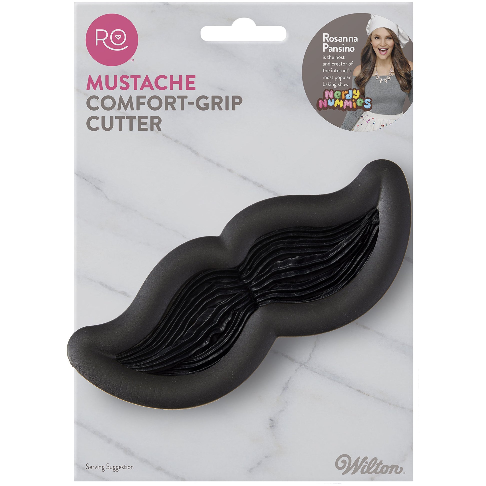 Wilton Comfort Grip Uitsteker Snor in verpakking, grote zwarte koekjesuitsteker in snorvorm met zachte comfortabele grip en een versierd snorkoekje als voorbeeld