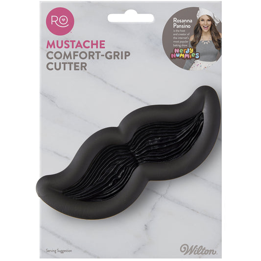 Wilton Comfort Grip Uitsteker Snor in verpakking, grote zwarte koekjesuitsteker in snorvorm met zachte comfortabele grip en een versierd snorkoekje als voorbeeld