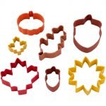Wilton Cookie Cutter Set Autumn met negen herfst-thema koekjesuitstekers in rood en koperkleurig metaal, inclusief bladvormen, eikel, zonnebloem en pompoen, ideale uitstekerset voor herfstkoekjes