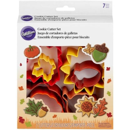 Wilton Cookie Cutter Set Autumn verpakking met zeven herfst-thema koekjesuitstekers en versierde voorbeeldkoekjes: pompoen, esdoornblad, eikel en andere herfstige vormen, kleurrijke metalen uitstekers voor het maken van herfstkoekjes
