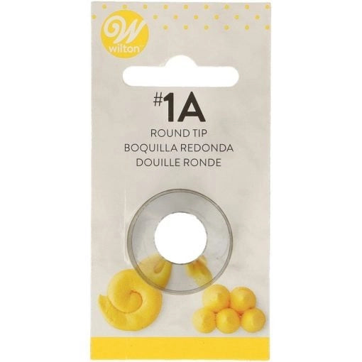 Wilton Decorating Tip #1A Round verpakking met roestvrijstalen ronde spuitmond op kaart, met voorbeelden van gele botercreme decoraties zoals roosjes, swirls en bolletjes, professionele spuitmond voor het decoreren van koekjes en taarten