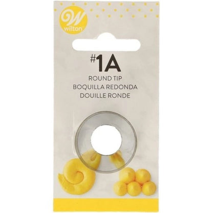Wilton Decorating Tip #1A Round verpakking met roestvrijstalen ronde spuitmond op kaart, met voorbeelden van gele botercreme decoraties zoals roosjes, swirls en bolletjes, professionele spuitmond voor het decoreren van koekjes en taarten