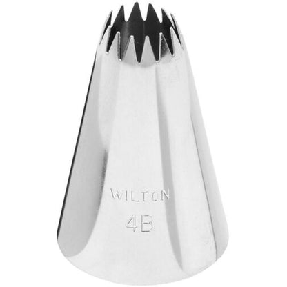 Wilton Decorating Tip #4B open ster spuitmond in roestvrijstaal, close-up van de stervormige opening met getande rand, professionele spuitmond voor het maken van sterren, roosjes en swirls op koekjes en cupcakes