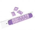 Wilton Numbers/Letters Press Set met paarse stempelhouder en losse letter- en cijferstempels, handig hulpmiddel voor het stempelen van tekst en cijfers in fondant en koekjesdeeg